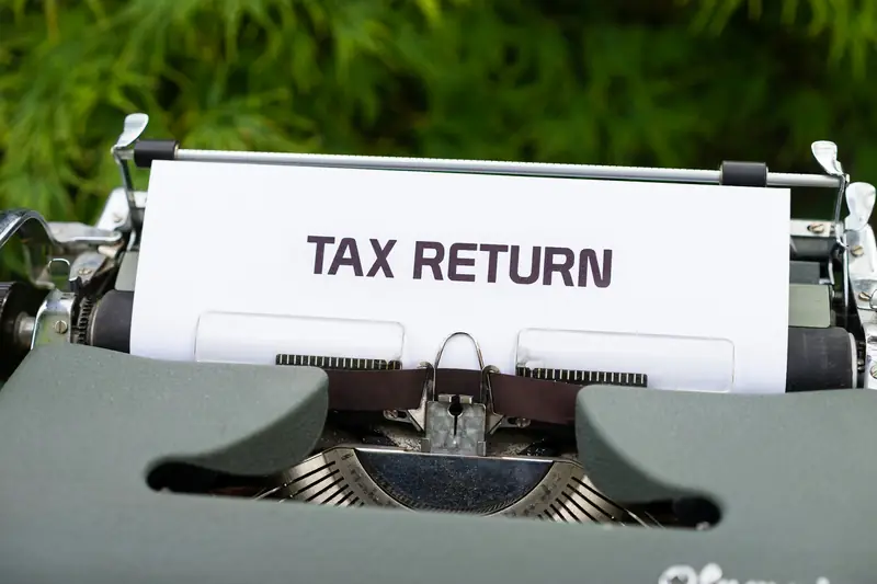 打字機上寫着 Tax Return 的紙張